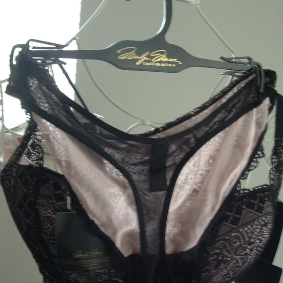 Marilyn Monroe intimidates Bra Panties set - Picture 6 of 7